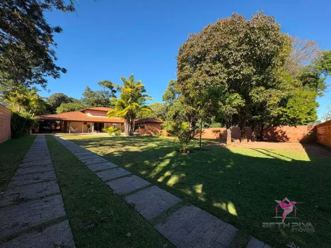 ARQUITETURA QUE IMPRESSIONA | PÉ-DIREITO ALTO, MADEIRA E VIGAS APARENTES