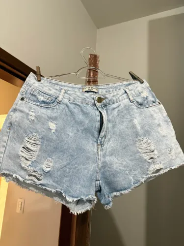 Short Jeans Destroyed com Barra Desfiada