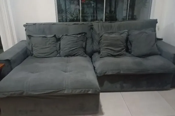 Sofá retrátil com 6 almofadas