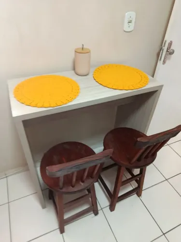 Vendo bancada com 02 banquetas