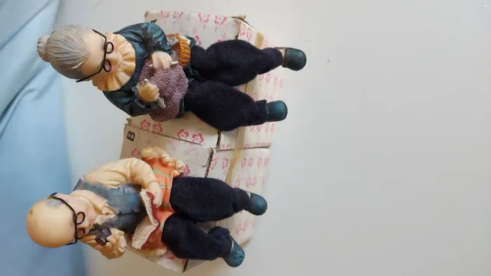 Par de Estatuetas / Enfeites de Resina Casal de Velhinhos (Vovô e Vovó) - Na Caixa
