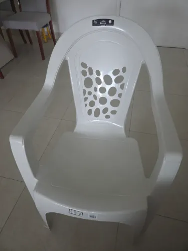 Cadeira plástica com braço