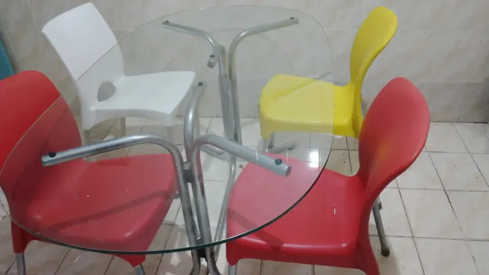 Mesa de vidro com 4 cadeiras