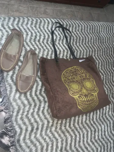Conjunto bolsa de ombro com alça em couro + sapatilha em couro número 36