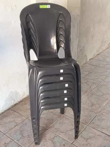 Cadeiras de plástico