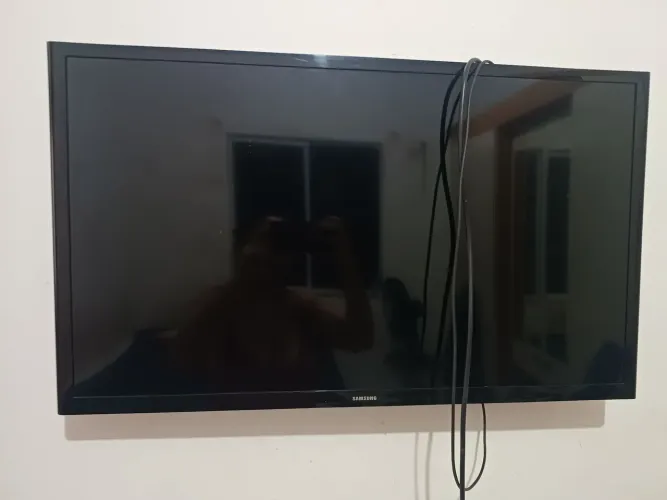 2 tvs 32 e 43 polegadas retirada de peças ou concerto