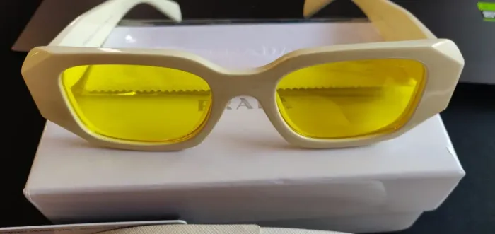 Óculos de sol Prada creme com lentes amareladas linha Symbole