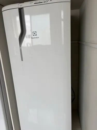 Geladeira Eletrolux 240L - 127v - Modelo RE31 semi nova