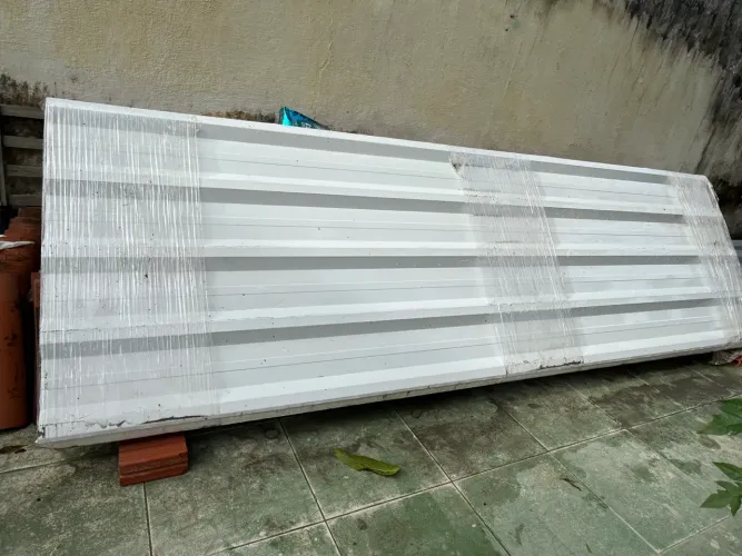 Telha sanduíche termoacústica com fundo amadeirado. Aço Galvalume 0,43mm
