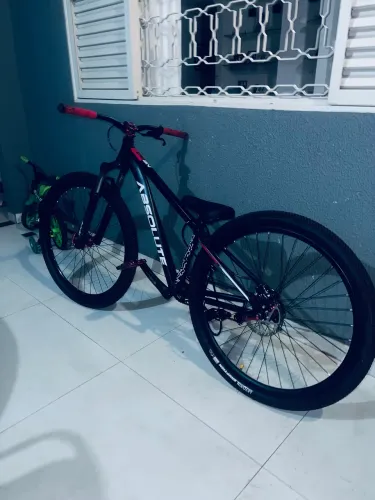 Bike Absolute nero 4 Vermelha e preto com cubo BARULHENTO