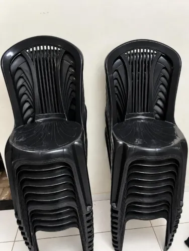 Cadeira de plastico, cor preta, tipo bistrô. 1 unidade (R$30) ou 4 unidades (R$100)