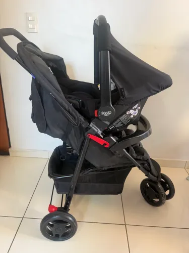 Carrinho de Bebê com Bebê Conforto Cosco Kids 