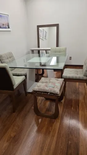 Mesa Parma 6 lugares, 4 cadeiras e 2 bancos em madeira maciça, pé e aparador laqueado