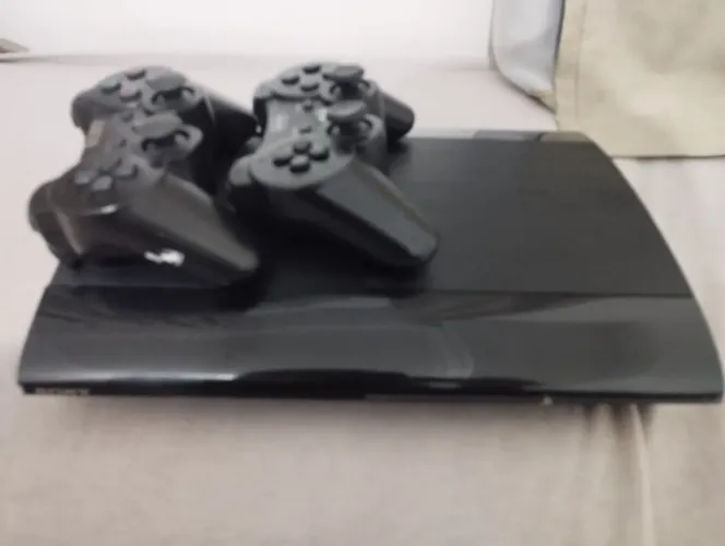 Vendo um Ps3 Super slim 500Gb desbloqueado, 2 controles. 