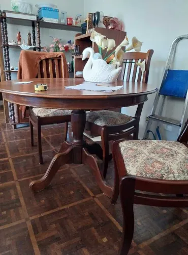 Mesa com 4 cadeiras madeira maciça.