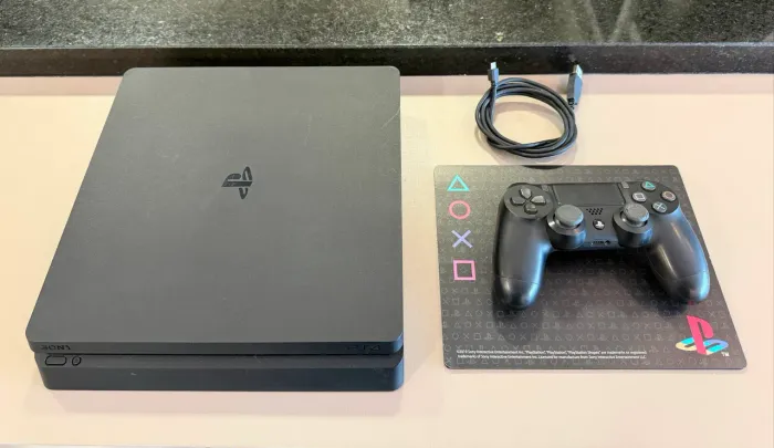 PlayStation 4 Slim 1TB + Controle Original