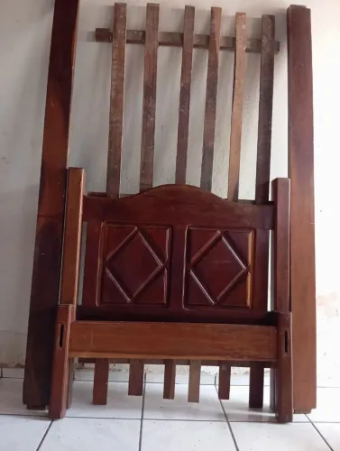 Vendo cama de solteiro 