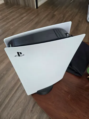 Playtation 5 com um controle e com leitor de disco