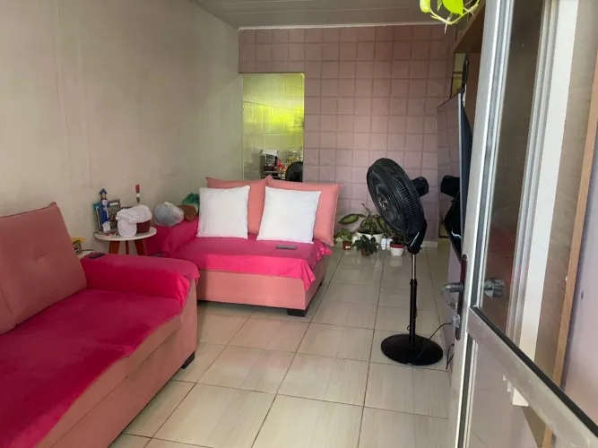 Casa a venda / Eustáquio Gomes