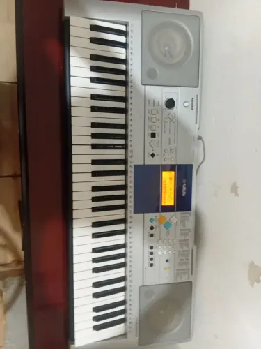 Teclado yamaha psr e323