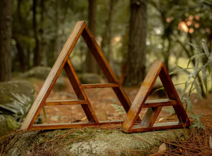 Prateleira triangulo de madeira