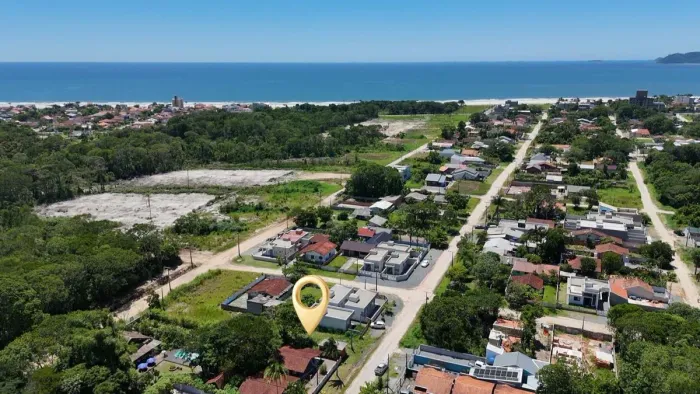 Terreno com 360m² á 800 metros da praia em Itapoá - SC.