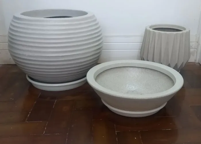 Trio de vasos em polietileno cinza
