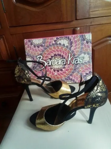 Sandália com calcanhar