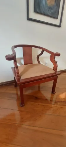 Cadeira em madeira nobre e assento acolchoado
