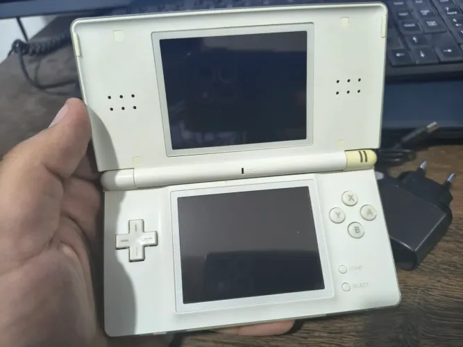 Nintendo DS bem conservado, completo.