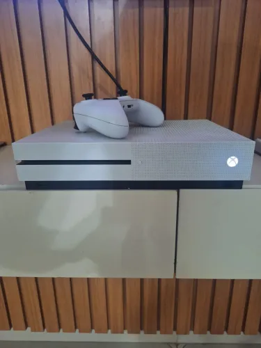 Xbox One S - 1 controle branco + 3 jogos Físicos + Jogos digitais.