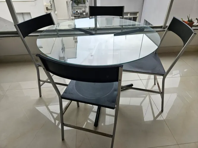 Mesa redonda tampo de vidro. Leve e elegante
