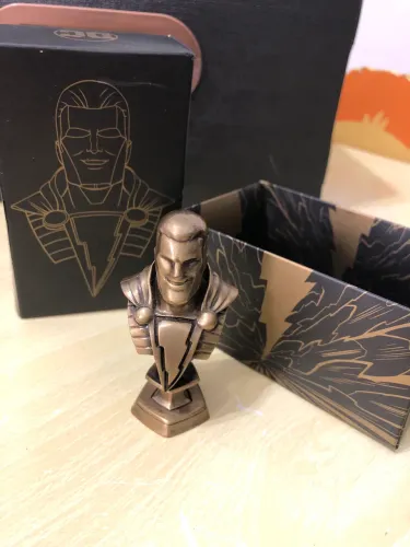 Busto Colecionável Shazam DC Comics - Edição Especial com Caixa
