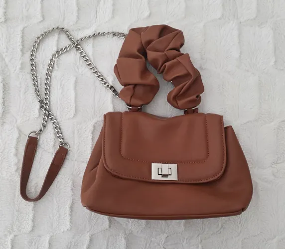 Vendo bolsa caramelo marca Billie. Nova
