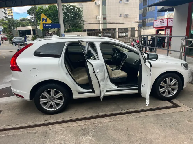 Volvo XC 60 D-5 Momentum 2.4 AWD Diesel 5P 2017