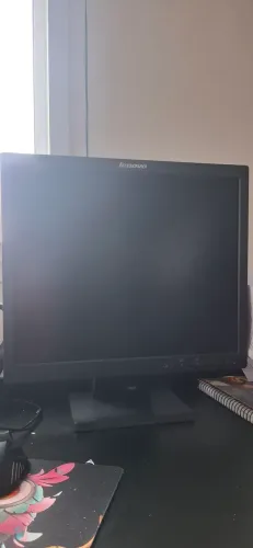 Monitor Lenovo 4428 - Em perfeito estado, pouca marca de uso) - Entrada VGA