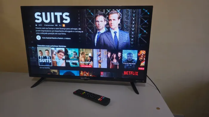 Smart TV Britânia 32" LED (Seminova / Impecável) - Completa!