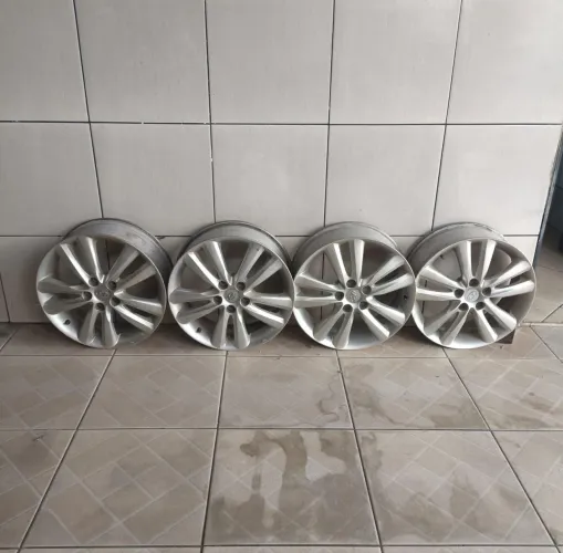 Vende se roda de carro.