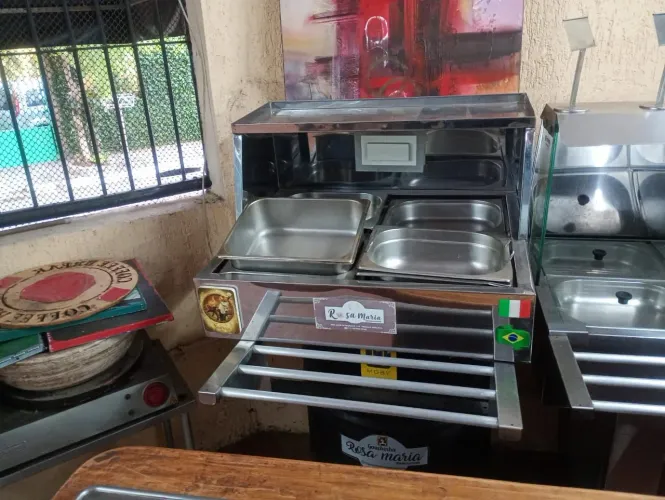 Saladeira em inox e com iluminacao