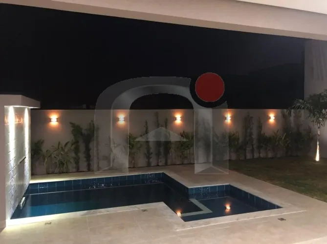 SOBRADO COM PISCINA EM CONDOMÍNIO FECHADO