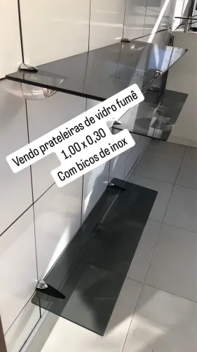 Vendo prateleiras de vidro fumê