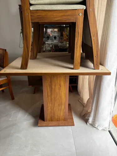 Jogo de mesa com 4 cadeiras