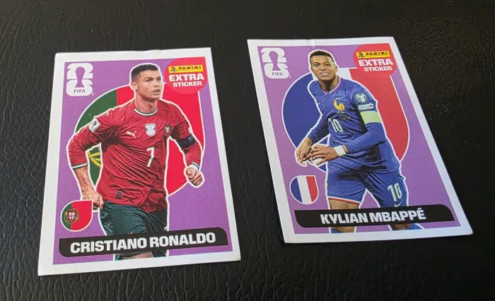 FIGURINHA CRISTIANO RONALDO E MBAPPÉ | LEGEND 2026 ROXA