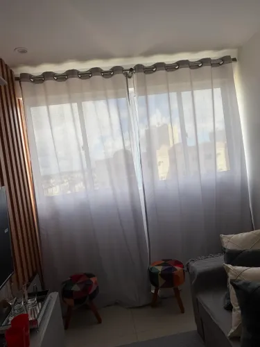 Cortina voil com varão. Cinza claro. Nova