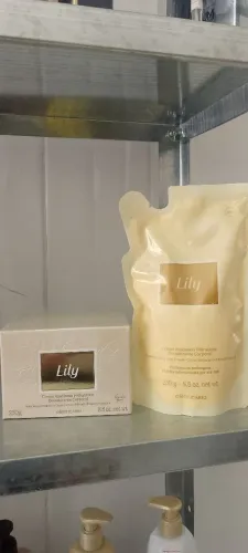 Kit hidratante acetinado regular tradicional Lily + refil