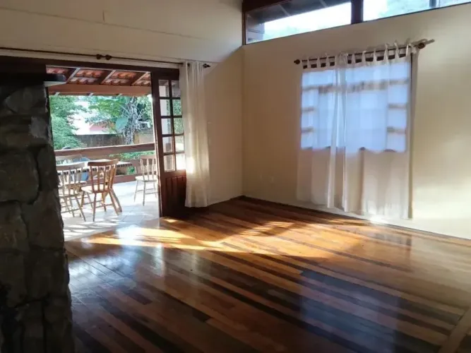 Casa para Locação, Sambaqui, 3 dormitórios, 3 suítes, 4 banheiros, 1 vaga