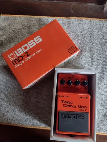 Pedal Boss Mega Distortion MD-2 semi novo, com caixa, manual e docs