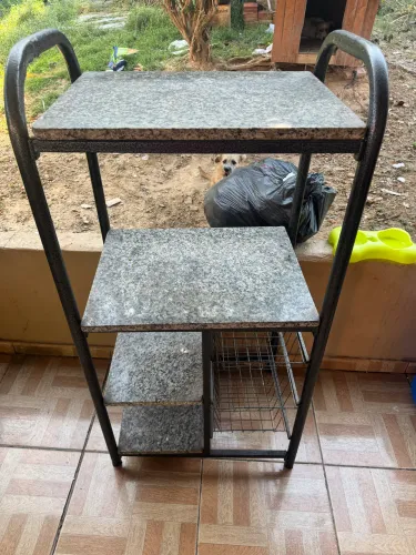 Fruteira de ferro com pedras de mármore 