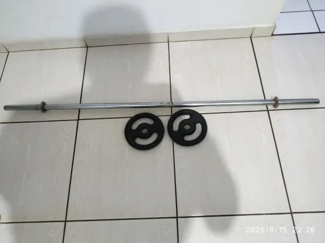 Barra de musculação 1,80 m com rosca + 2 anilhas de 3 kg