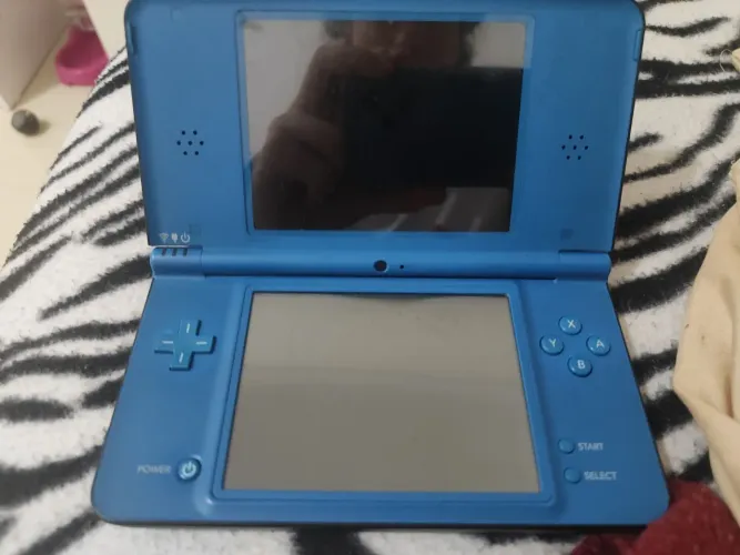 Nintendo dsi XL seminovo, acompanhado do carregador e R4 400 jogos 